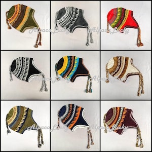Può includere: Nove diverse varianti di colore di un cappello di lana di alpaca lavorato a maglia con le alette per le orecchie. I cappelli presentano un motivo geometrico in vari colori, tra cui nero, bianco, rosso, blu, verde e giallo.