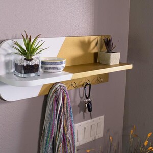 DIY entryway shelf woodworking plans. Upgrade Your Entryway with these digital step by step PDF instructions.  #EntrywayShelfDIY