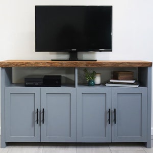 Piani scaricabili per la console TV Live Edge. Eleganza ispirata alla natura. Crea un punto focale mozzafiato per la tua area di intrattenimento! #DIYFurniture