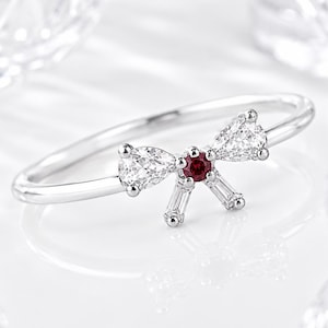 Rubin rosettring, kokett löftering, läcker ring med födelsesten i juli, minimalistisk ring med CZ-band, present i sterlingsilver till henne