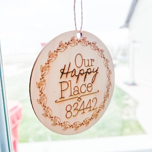 Postcodeornament SVG, ons Happy Place-cadeau, aangepast adreskaartje verhuizen | CO2-houtsnijbestanden digitale download | Staatslocatie: