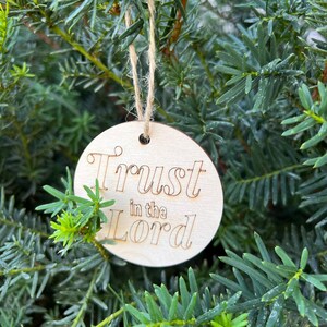 Adorno navideño "Confía en el Señor" (archivos SVG láser), regalo para hombres y mujeres jóvenes, Iglesia de Jesucristo