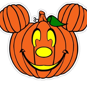 Op de afbeelding: Een oranje pompoen gesneden in een jack-o'-lantern met een Mickey Mouse gezicht. De pompoen heeft een groene steel en zwarte ogen, neus en mond.