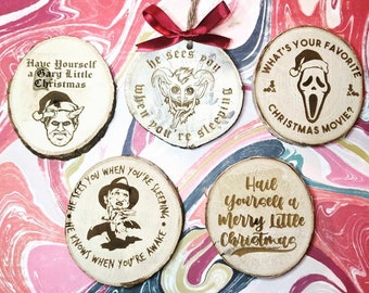 Último podcast a la izquierda y adornos o posavasos de madera grabados espeluznantes