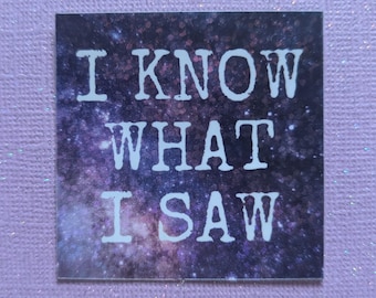 Pegatina de 2" x 2" con el tema "Sé lo que vi" del último podcast de la izquierda