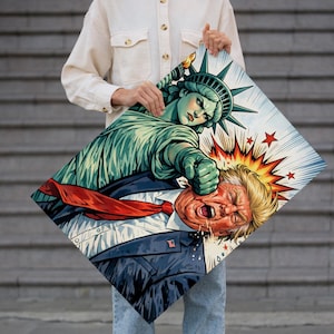 Puede incluir: Una impresi&oacute;n de estilo c&oacute;mic que muestra a la Estatua de la Libertad golpeando a un hombre con traje. La Estatua de la Libertad es verde y el hombre tiene el pelo naranja. El fondo tiene estrellas rojas y una explosi&oacute;n amarilla.
