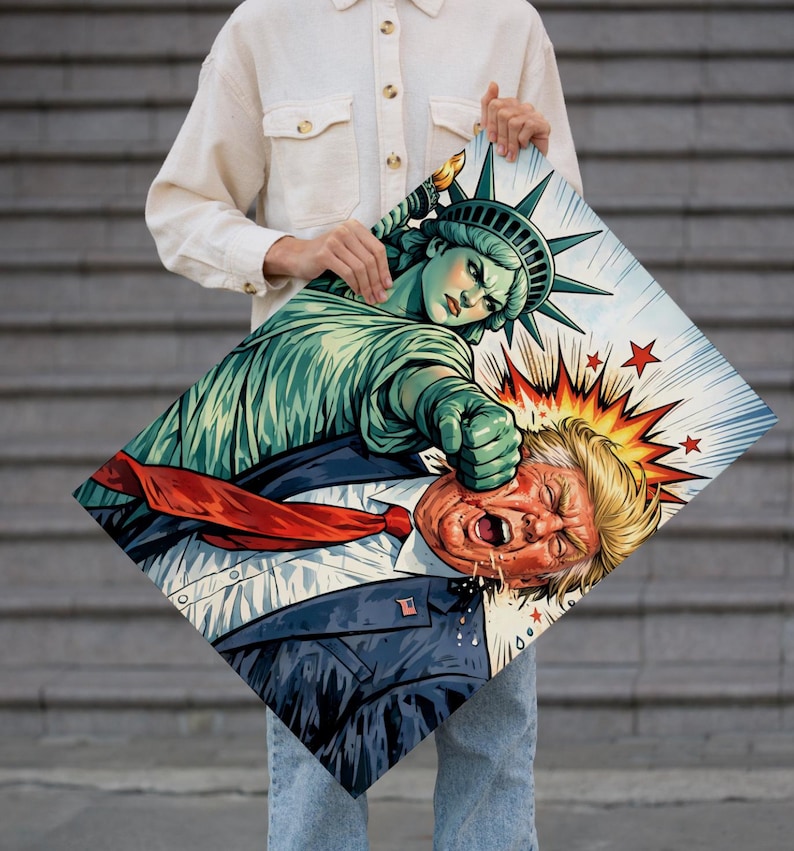Puede incluir: Una impresi&oacute;n de estilo c&oacute;mic que muestra a la Estatua de la Libertad golpeando a un hombre con traje. La Estatua de la Libertad es verde y el hombre tiene el pelo naranja. El fondo tiene estrellas rojas y una explosi&oacute;n amarilla.