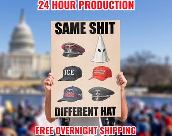 Könnte beinhalten: Eine Person hält ein Schild mit dem Text "24 HOUR PRODUCTION" und "SAME SHIT DIFFERENT HAT". Das Schild zeigt Bilder verschiedener Hüte, darunter eine rot-schwarze Militärkappe, eine weiße Kapuze und Baseballkappen.