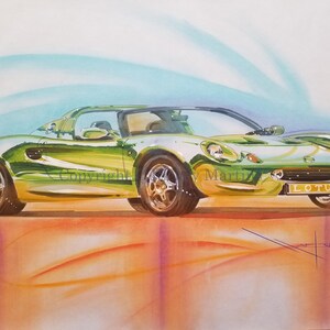 Könnte beinhalten: Ein grüner Lotus Sportwagen mit schwarzem Innenraum und einem schwarzen Nummernschild mit der Aufschrift "LOTUS". Das Auto ist in Aquarelltechnik mit einem hellblauen und orangenen Hintergrund gemalt.