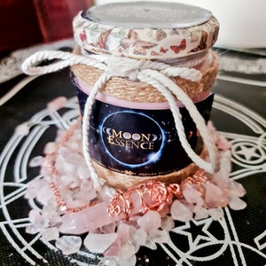 Moon Essence - Överlägset naturligt kärleksljus i sojavax med träveke. Eteriska oljor av rosenkvarts, bergamott, patchouli och geranium.