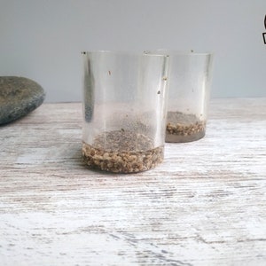 bicchierino con semi di canapa / borsa per fumatori