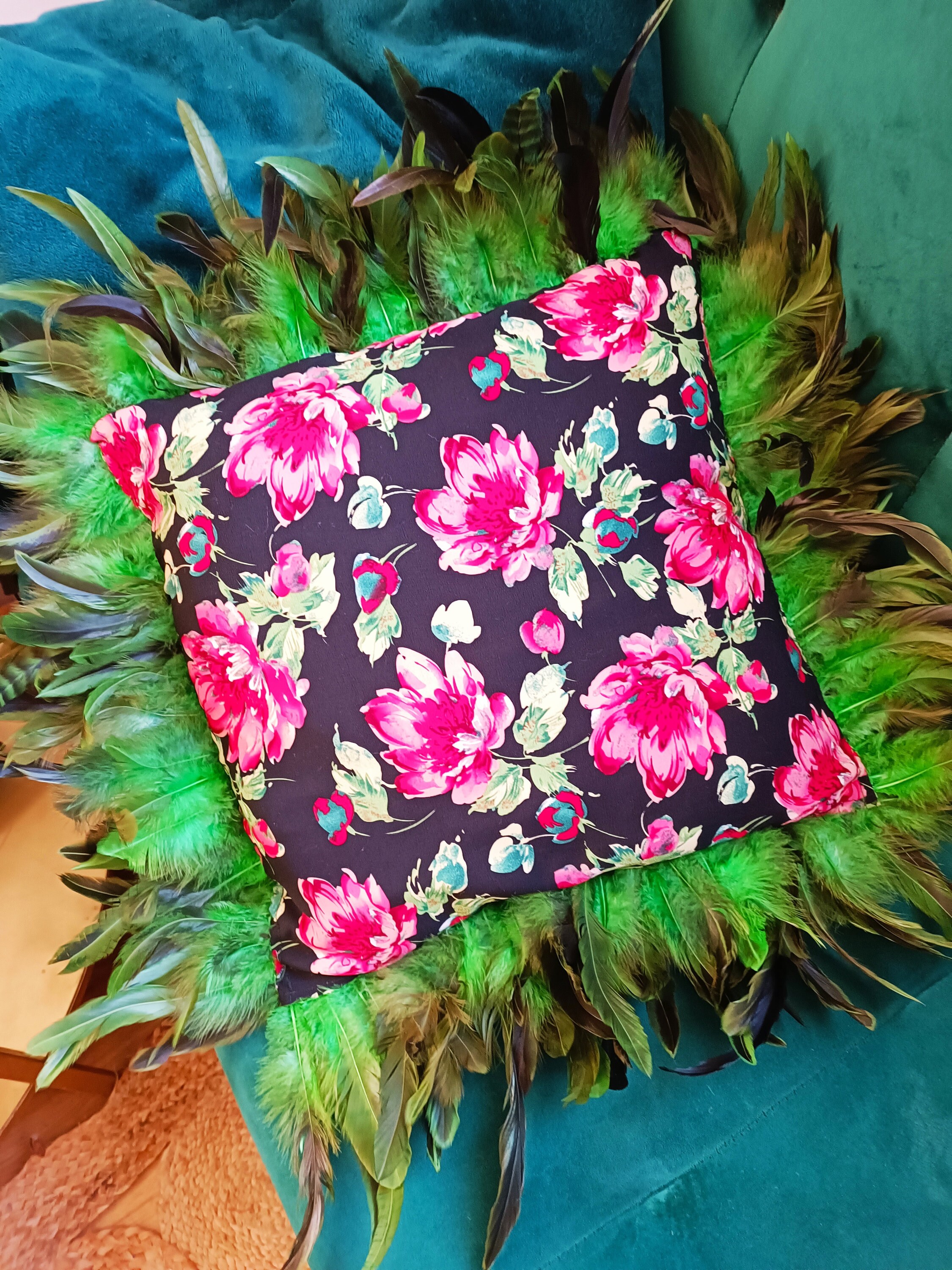 Coussin Tissu Fleuri et Plume Naturelle Dans Les Tons de Vert