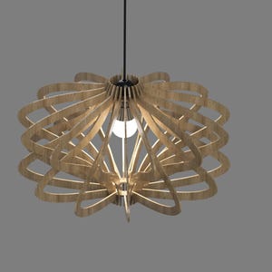 Op de afbeelding: Een houten hanglamp met een geometrisch ontwerp. De lamp is gemaakt van dunne stroken hout die in een cirkelvormig patroon zijn gerangschikt. De lamp wordt aan het plafond gehangen met een zwart snoer.