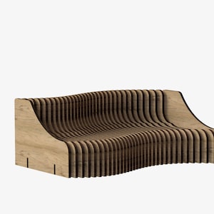 Może przedstawiać: Drewniana ławka o zakrzywionym kształcie, wykonana z wielu cienkich listew drewnianych. Ławka jest jasnobrązowa i ma naturalne wykończenie drewna.