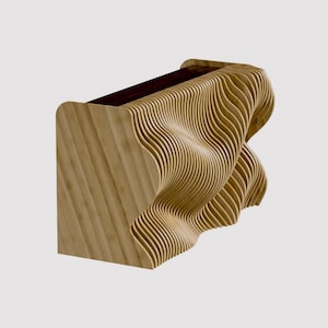 Op de afbeelding: Een houten bijzettafel met een golvend, gelaagd ontwerp. De tafel is gemaakt van lichtbruin hout en heeft een donkerbruin blad.