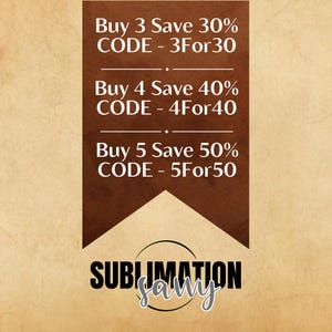 K&ouml;nnte beinhalten: Ein braunes Banner mit wei&szlig;em Text, das Rabatte auf K&auml;ufe von 3, 4 oder 5 Artikeln anbietet. Der Text lautet "Buy 3 Save 30% CODE - 3For30", "Buy 4 Save 40% CODE - 4For40" und "Buy 5 Save 50% CODE - 5For50". Das Banner befindet sich auf einem beigefarbenen Hintergrund mit dem Text "SUBLIMATION Saly" unten.