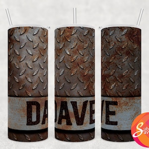 Może przedstawiać: Trzy kubki ze stali nierdzewnej z wzorem diamentowej płyty metalowej w kolorze rdzy i nadrukiem imienia "DAVE" na środkowym kubku.