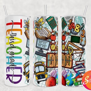 K&ouml;nnte beinhalten: Ein wei&szlig;er Becher mit einem bunten Design, das die Worte "Teacher third grade" und verschiedene schulthemenbezogene Illustrationen zeigt, darunter ein Schulbus, B&uuml;cher, ein Taschenrechner und ein Globus.