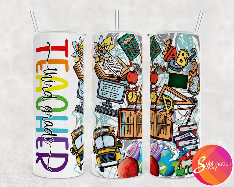 K&ouml;nnte beinhalten: Ein wei&szlig;er Becher mit einem bunten Design, das die Worte "Teacher third grade" und verschiedene schulthemenbezogene Illustrationen zeigt, darunter ein Schulbus, B&uuml;cher, ein Taschenrechner und ein Globus.