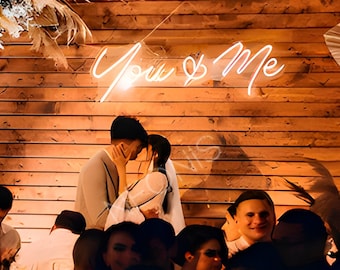 Insegna al neon per matrimonio personalizzata: crea la tua esclusiva insegna al neon a LED per matrimonio. Le insegne fatte a mano aggiungono un tocco sorprendente e romantico al tuo giorno speciale.