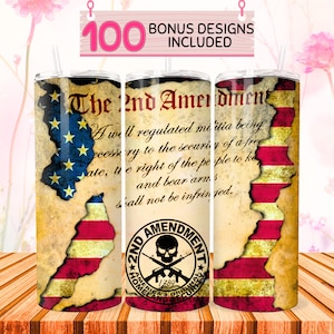 Könnte beinhalten: Ein Satz von drei isolierten Bechern mit patriotischem Design. Das Design zeigt den Text "The 2nd Amendment" und den Text des Zusatzartikels, zusammen mit einer Karte der Vereinigten Staaten mit der amerikanischen Flagge. Die Becher haben auch den Text "America's Original Security".