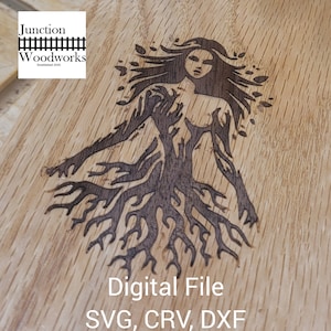 Puede incluir: Un diseño quemado en madera de una mujer con cabello largo y raíces que crecen de su cuerpo. El diseño está sobre una superficie de madera marrón claro. El texto "Digital File SVG, CRV, DXF" está debajo del diseño.