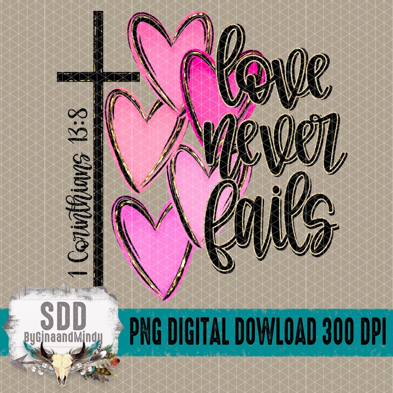 K&ouml;nnte beinhalten: Digitales Design mit drei rosa Herzen mit goldenem Rand, einem schwarzen Kreuz und den Worten "love never fails" in schwarzer Schrift. Der Text "1 Korinther 13,8" ist ebenfalls enthalten.