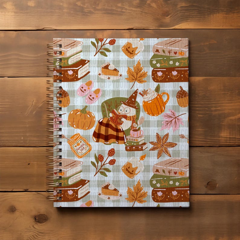 K&ouml;nnte beinhalten: Spiralgebundenes Notizbuch mit einem herbstlichen Muster. Das Design zeigt K&uuml;rbisse, Bl&auml;tter, B&uuml;cher und eine Figur mit Hexenhut. Das Notizbuch hat eine goldene Spiralbindung und einen hellgr&uuml;nen und wei&szlig;en karierten Hintergrund. Ca. 21 cm lang.