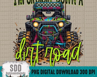 Peut inclure: Une illustration colorée d'un véhicule tout-terrain vert, bleu et jaune conduisant dans la boue. Le véhicule a une cage de sécurité et une barre lumineuse. Le texte "I'm cruisin' down a dirt road" est écrit en lettres vertes au-dessus du véhicule.