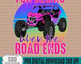 Peut inclure: Un véhicule tout-terrain rose et violet avec de gros pneus roule dans un coucher de soleil. Le texte "FUN BEGINS when the ROAD ENDS" est écrit en lettres roses et violettes.