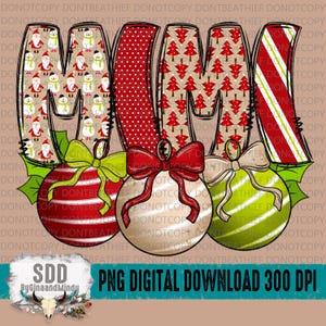 Puede incluir: Un diseño digital con la palabra "MAMA" en un tema navideño. Las letras están decoradas con Papá Noel, muñecos de nieve, lunares rojos, árboles de Navidad y rayas rojas y blancas. Tres adornos navideños están debajo.