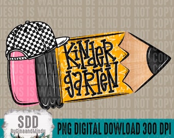 Puede incluir: Gráfico digital con un lápiz con la palabra "Kindergarten" en negro. Una gorra de béisbol a cuadros en blanco y negro y una mochila rosa están a la izquierda. El fondo tiene el texto "Jesus is watching be kind do not copy".