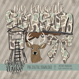Puede incluir: Un dise&ntilde;o gr&aacute;fico digital con el texto 'my favorite SEASON' en un patr&oacute;n de camuflaje. Debajo del texto hay un puesto de caza, un rifle, una cabeza de ciervo con astas y un lazo grande con estampado de camuflaje sobre un fondo a rayas.