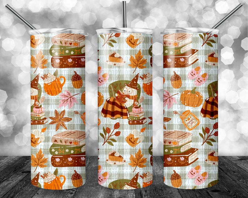 K&ouml;nnte beinhalten: Drei Edelstahlbecher mit einem herbstlichen Design. Das Muster umfasst B&uuml;cherstapel, K&uuml;rbisse, Herbstbl&auml;tter und eine lesende Hexe. Jeder Becher hat einen Strohhalm und einen Deckel.