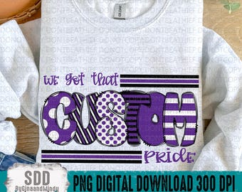 Puede incluir: Un diseño de sublimación con el texto "We got that custom pride" en letras moradas, blancas y negras con patrones de lunares, rayas y sólidos. El diseño está en una sudadera gris.