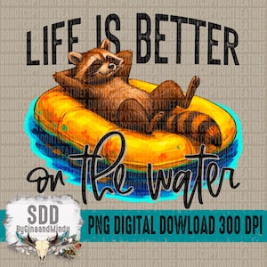 Puede incluir: Un mapache con un chaleco salvavidas flota en un flotador inflable amarillo en agua azul. El texto "Life is better on the water" está escrito en letras negras sobre el mapache.