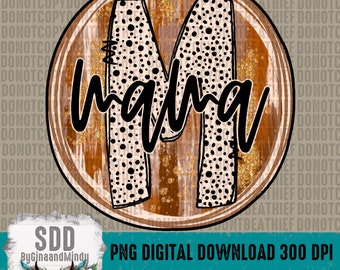 Puede incluir: Un fondo redondo de madera marrón y dorado con una letra M de estampado de guepardo blanco y negro. La palabra "mama" está escrita en cursiva negra.