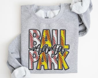 Softball Baseball Mama PNG | Kunststickerei, Trendy, Titel, Name, Ball, Sport, Sports, Mom, Momma, Beides | Sublimationsdruck | DIGITAL