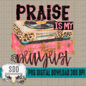 Può includere: Grafica digitale con le parole "PRAISE IS MY PLAYLIST" in corsivo nero e rosa. Il design presenta un giradischi vintage sopra una valigia rosa, con un accento leopardato. Lo sfondo include il testo "JESUS IS WATCHING BE KIND DO NOT COPY".