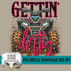 Könnte beinhalten: Digitalgrafik eines rosa-schwarzen ATVs, das durch Schlamm fährt, mit dem Schriftzug "GETTIN' DIRTY" in Rosa. Das Bild enthält den Text "PNG DIGITAL DOWNLOAD 300 DPI" und das Logo "SDD ByGinaandMindy".