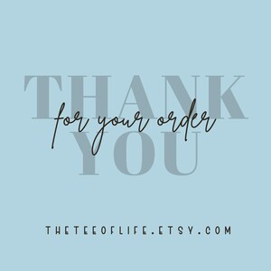 Op de afbeelding: De tekst "Bedankt voor uw bestelling" in lichtblauw op een lichtblauwe achtergrond. De tekst "THE TEOFLIFE. ETSY.COM" staat onderaan de afbeelding.