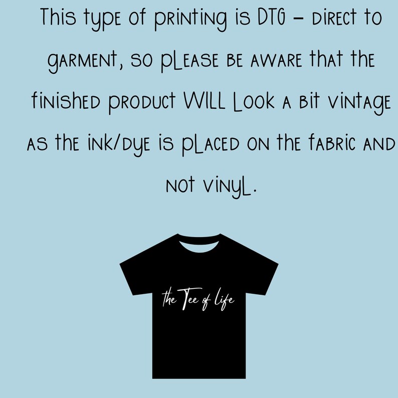 Op de afbeelding: Zwart T-shirt met witte tekst die "the Tee of life" luidt. Dit type print is DTG - Direct to Garment, dus houd er rekening mee dat het eindproduct er een beetje vintage uit zal zien omdat de inkt/verf op de stof wordt aangebracht en niet op vinyl.