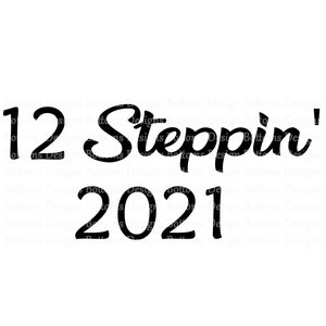 Puede incluir: Diseño gráfico de texto en blanco y negro con el texto "12 Steppin' 2021".