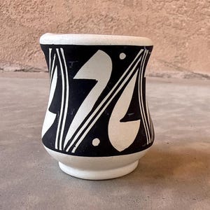 Vase en poterie Acoma Pueblo Virgie Garcia | Miniature géométrique peinte à la main (3 po.)