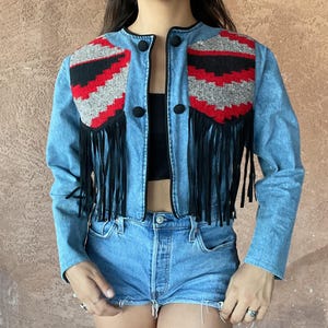 Chaqueta vaquera vintage con flecos y tapiz estilo suroeste — Abrigo bohemio de festival estilo western — Talla mediana