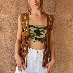 Vintage Brown Suede Fringe Vest – Western Boho Festival Hippie Style with Cutout Design & Stud Accents – Size Small