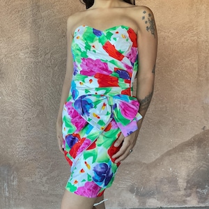 Vintage 1980s Strapless Watercolor Floral Mini Dress – Bold Multicolor Print, Draped Bow Detail, Party Cocktail Dress – Size Small