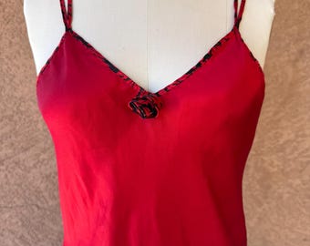 Vintage jaren 70 Val Mode rode satijnen slipdress bloemenrand rozet detail