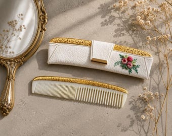 Vintage jaren 1950 geborduurde bloemenkam en hoesset | Witte make-upkam van kunstleer | Dressoiraccessoire uit het midden van de eeuw