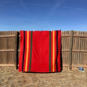 Manta vintage de lana roja con rayas verdes y doradas para campamento / Decoración rústica de cabaña / Manta estilo western americano